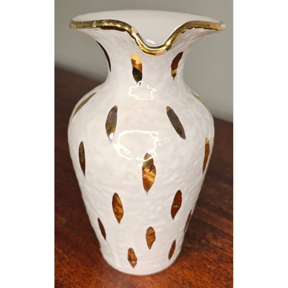 Beautiful White & Gold Handled Pottery Jug Pitcher Made in Italy 7"T x 4"W - Picture 3 of 6